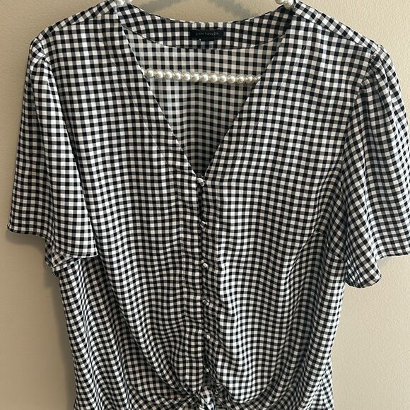 Ann Taylor V Neck Button Up Tie Waist Top. Size Large - Picture 2 of 5